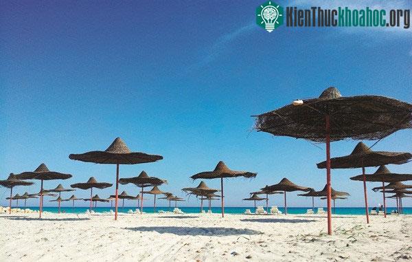 Lãnh thổ của Libya giáp biển nào?