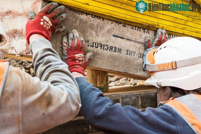 Viên nang thời gian được phát hiện trong một tảng đá thuộc phần nền móng của bệnh viện - (ảnh: PA).