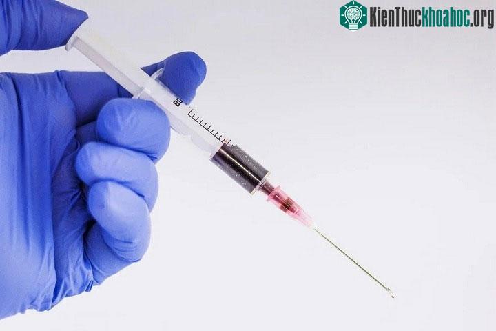 Trước khi bắt đầu, người tiêm sẽ cần thực hiện một số thao tác để đảm bảo an toàn.