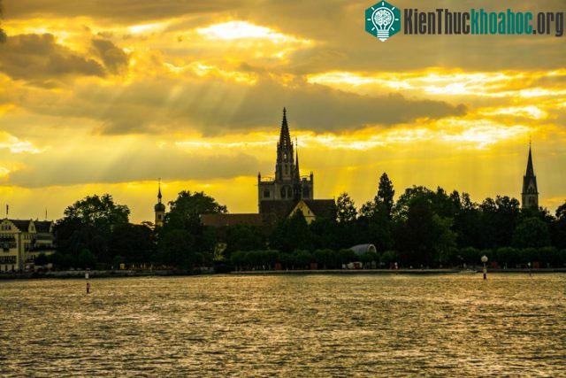 Sau nhiều năm chiến tranh, Konstanz vẫn giữ nguyên được vẻ đẹp cùng nhiều công trình kiến trúc quan trọng sau cuộc chiến.