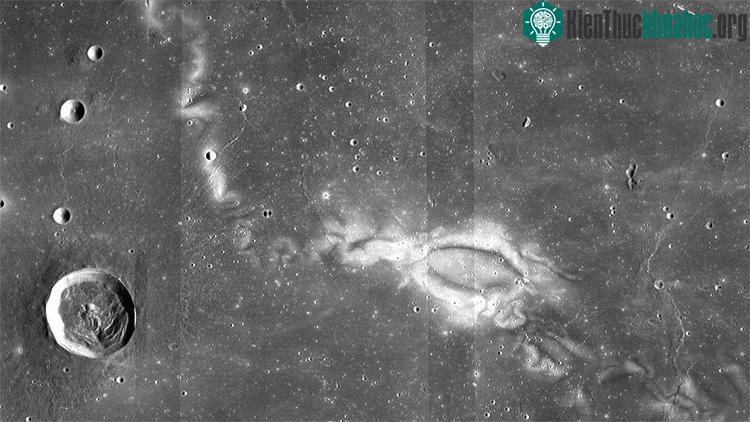 Xoáy ánh sáng với chiếc đuôi dài bí ẩn - (ảnh: NASA).