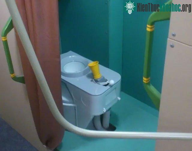 Đây là loại toilet đặc biệt dành cho các phi hành gia, trong điều kiện không trọng lực ở ngoài vũ trụ.