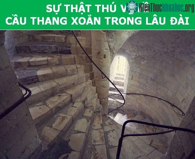 Cầu thang xoắn trong lâu đài
