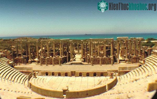 Libya nổi tiếng với trữ lượng khoáng sản nào?