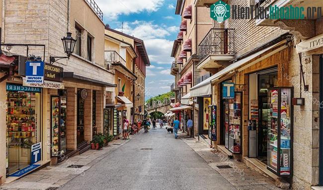 Du khách có thể mua sắm tại các cửa hiệu ở San Marino.