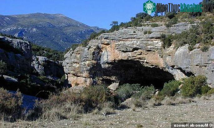 Một hang động - nơi những tìm thấy nhiều hài cốt thời Beaker - (ảnh: BẢO TÀNG HUESCA).