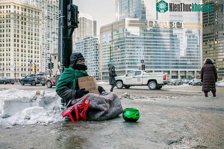 Andre Jones ngồi ở góc Michigan Avenue và Wacker Drive trong giá rét ở Chicago ngày 29/1