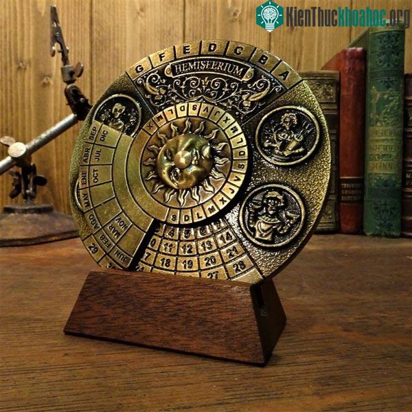Mô hình lịch vĩnh cửu được phục dựng lại.