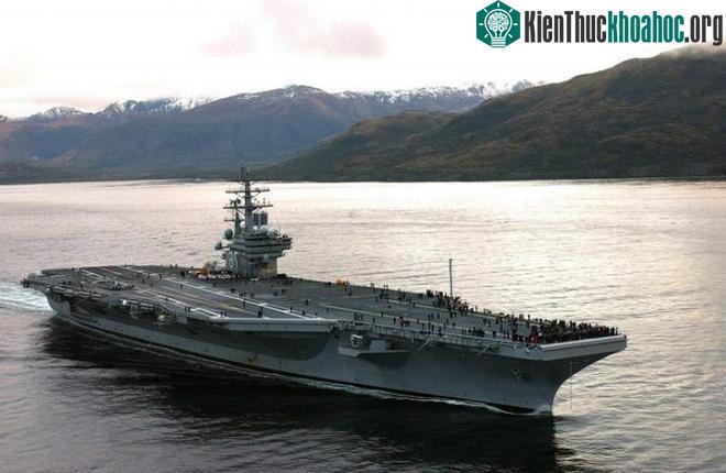 Tàu sân bay Ronald Reagan thuộc lớp Nimitz.