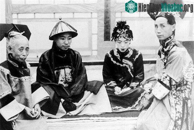Tân lang và tân nương ngại ngùng ngồi bên nhau trên sập gỗ. Ở thời cổ đại, đôi khi đến tận ngày cưới, tân lang và tân nương mới được gặp nhau lần đầu tiên