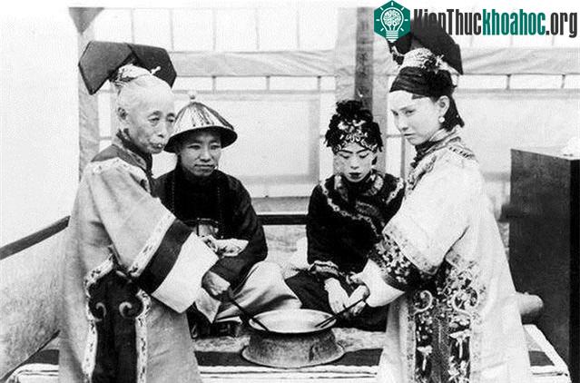 Người hầu chuẩn bị đồ ăn cho đôi vợ chồng mới.