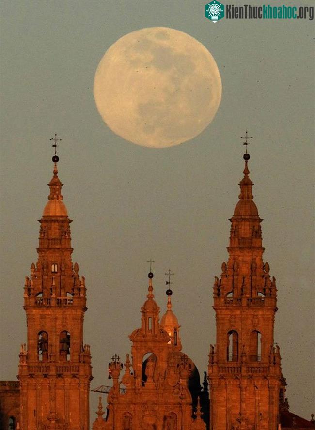 Chị Hằng khoe dung nhan bên trên ngôi thánh đường Santiago de Compostela ở vùng Galicia thuộc Tây Ban Nha.