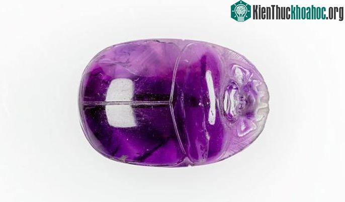 Một con bọ hung thạch anh tím của người Ai Cập cổ