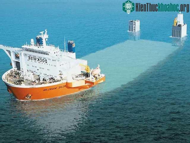 Loại tàu chuyên dùng để vận tải những thứ khổng lồ như dàn khoan dầu hay các con tàu khác.