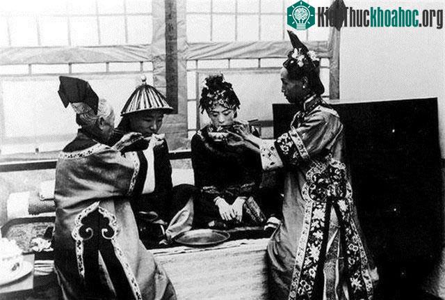 Theo phong tục, người hầu sẽ gắp thức ăn đưa lên miệng cho tân lang - tân nương.