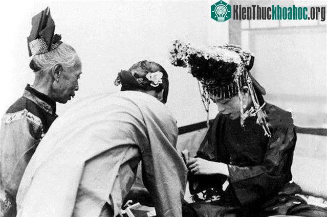 Các tỳ nữ đang giúp tân nương dọn dẹp sau khi dùng bữa. Vào buổi sáng đầu tiên sau ngày cưới, tân nương sẽ phải dậy sớm để thỉnh an và dâng trà cho cha mẹ chồng.