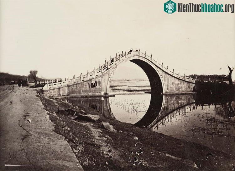 Một cây cầu với kiến trúc cổ xưa
