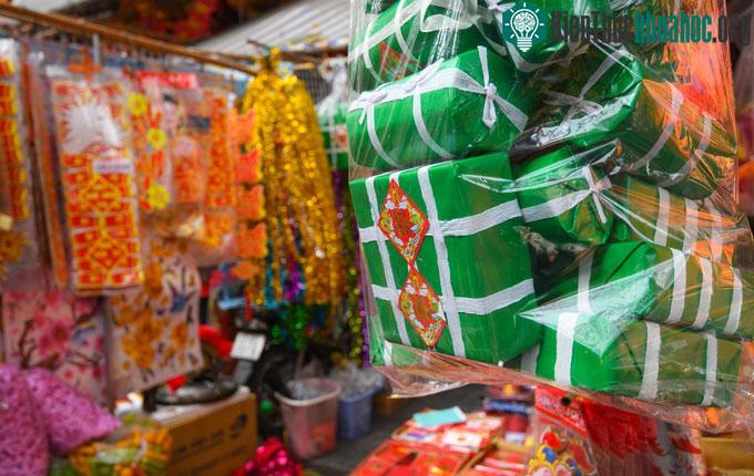 Một điểm mới tại chợ Hàng Mã (liền với chợ Hàng Lược) là bánh chưng, bánh tét giấy.