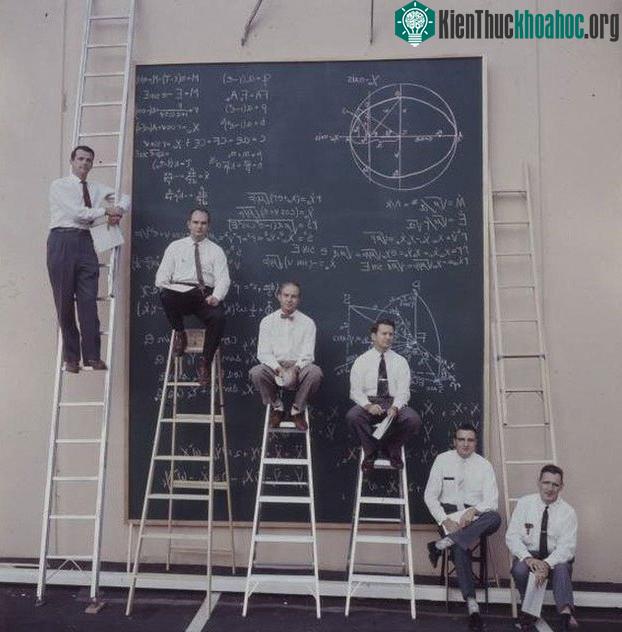Các nhà khoa học của NASA phải bắc thang mới viết được hết bảng tính của họ một cách chính xác nhất.