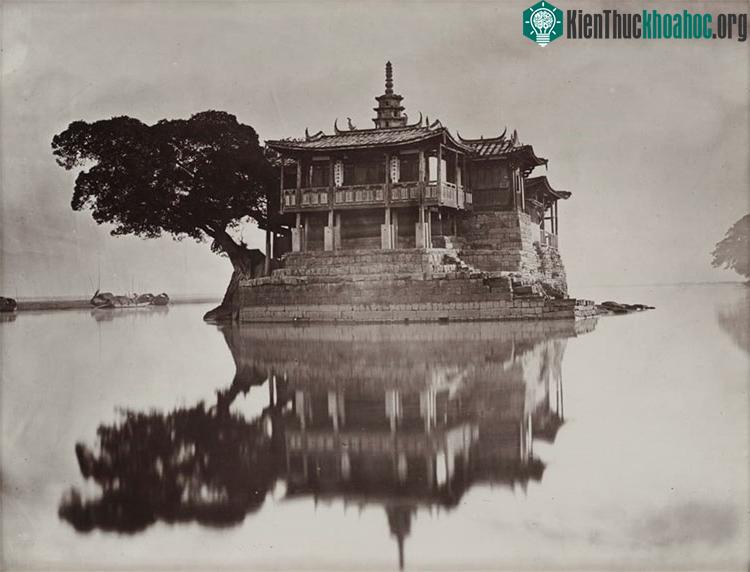 Ngôi đình giữa hồ