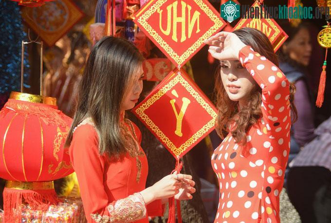 Một đôi bạn chụp ảnh với các đồ trang trí trên phố Hàng Mã.