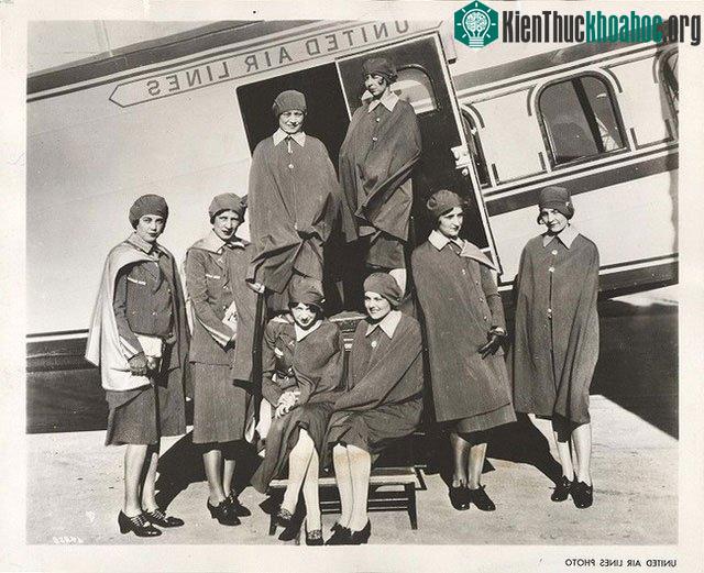 Các tiếp viên của hãng hàng không United Air Lines năm 1930.