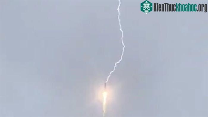 Tên lửa đẩy Soyuz bị sét đánh trúng.