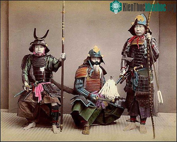 Áo giáp che gần như toàn thân samurai.