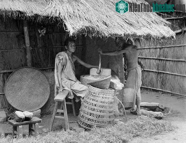Hai người đàn ông Trung Quốc đang dùng cối xay đá thủ công tại Tứ Xuyên năm 1917