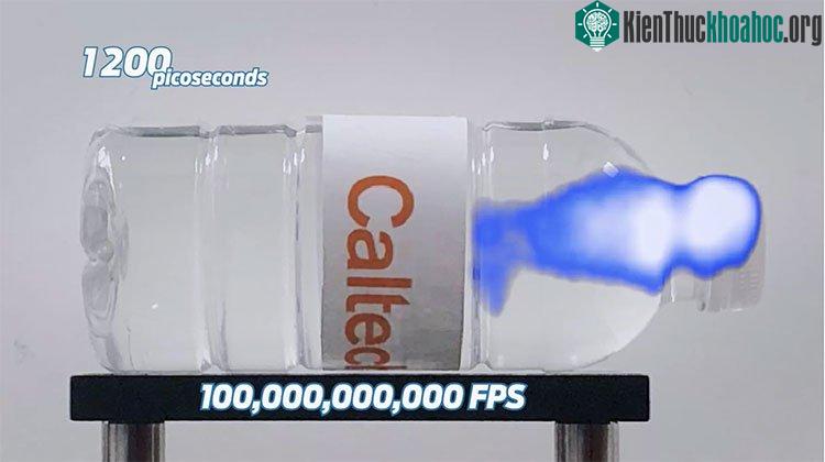 Ánh sáng đi qua chai trong 2.000 pico giây, hay 0,000000002 giây.