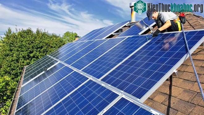 Chi phí của năng lượng gió đất liền và điện mặt trời cũng đã giảm xuống đáng kể.