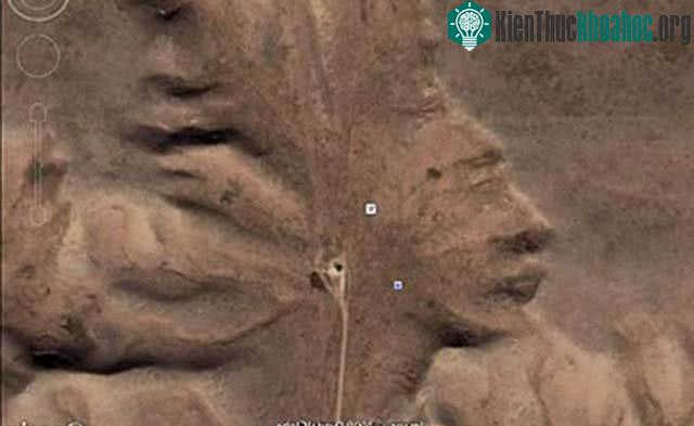 Khu vực này có tên gọi là Badlands Guardian, hay tên khác là Đầu người phụ nữ.