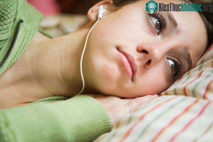 Nghe nhạc buồn làm cho chúng ta cảm thấy hiểu rõ mọi thứ hơn.