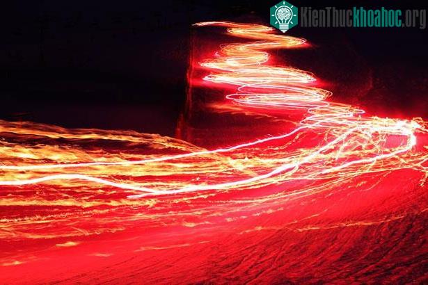 Ánh sáng có thể được dùng để thu phát tín hiệu Internet, công nghệ này có tên gọi Li-Fi. Ảnh: Phys.org.