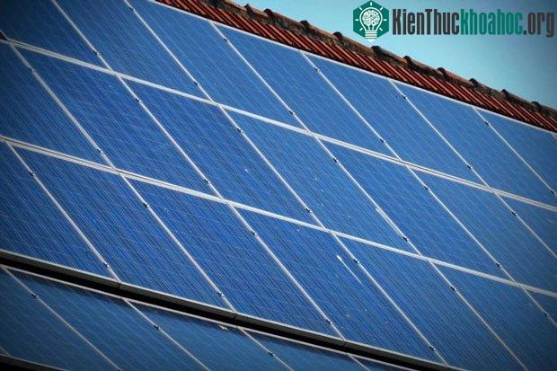 Tấm pin năng lượng mặt trời có màu xanh