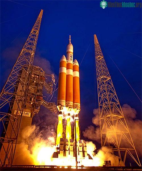 Tên lửa đẩy Delta IV Heavy đưa con tàu thăm dò Parker lên vũ trụ.