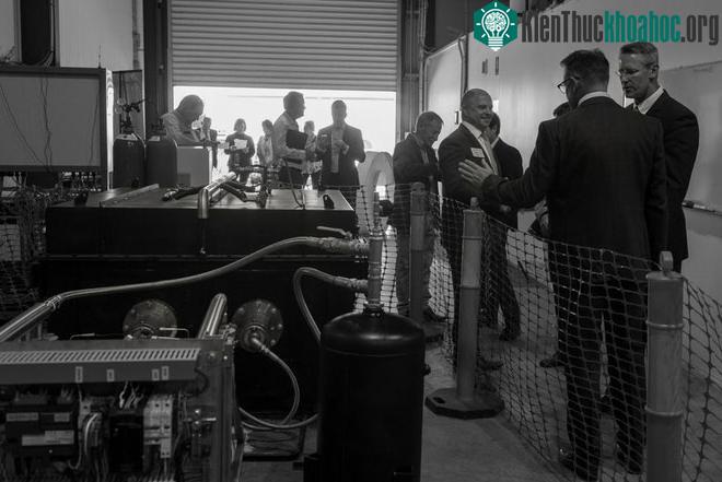 CEO của CCT - Serge Bondarenko, giới thiệu pin năng lượng nhiệt cho Bộ Năng lượng và Khai Thác Nam Úc. (Credit: CCT Energy Storage).