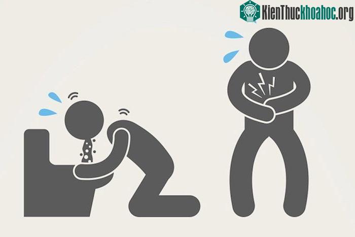 Các triệu chứng của ngộ độc thực phẩm thường là đau bụng, buồn nôn, nôn mửa, sốt.
