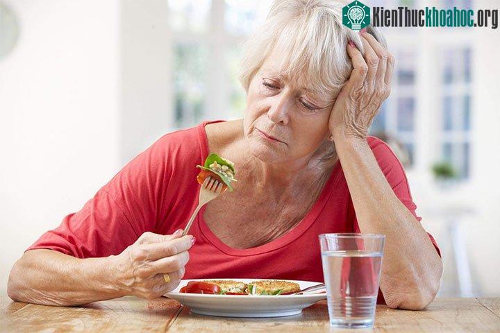 Cảm nhận vị giác bắt đầu thay đổi ở tuổi 60 khi độ nhạy cảm của khứu giác bắt đầu giảm dần.