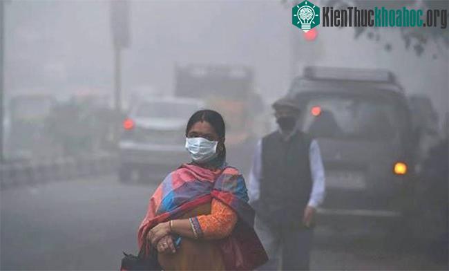 Một phụ nữ Ấn Độ mang khẩu trang để đối phó với bầu không khí ô nhiễm mịt mù