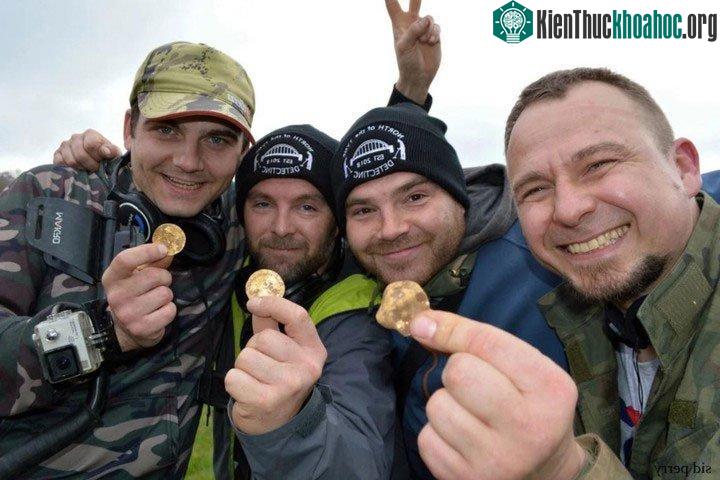 Andrew Winter (38 tuổi), Tobiasz Nowak (30 tuổi), Mateusz (33 tuổi) và Dariusz Fijalkowski (44 tuổi). (Ảnh: The Sun).
