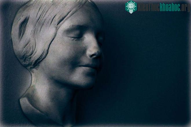 L'Inconnue de la Seine - cô gái vô danh của sông Seine.