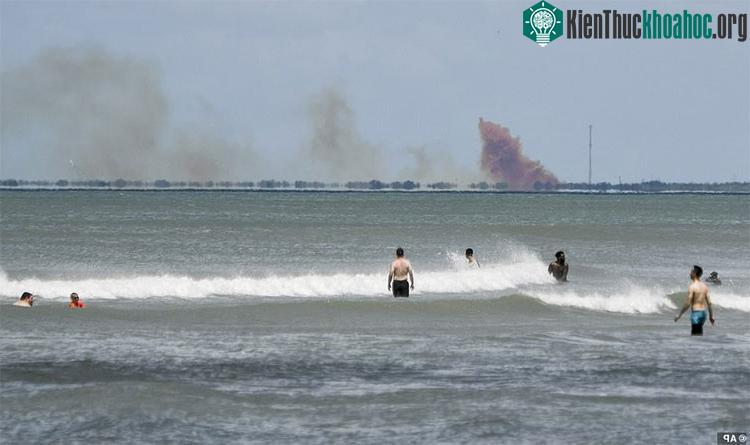 Cột khói màu đỏ cam bốc lên cao sau sự cố thử nghiệm tàu Crew Dragon.