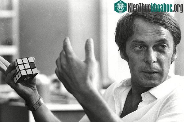 Ernő Rubik - người phát minh ra rubik.