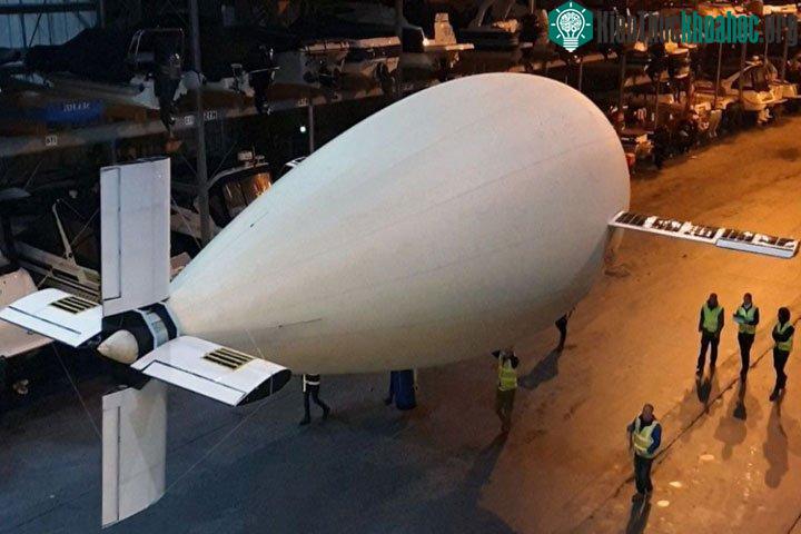 Máy bay Phoenix với phần thân chứa đầy heli.