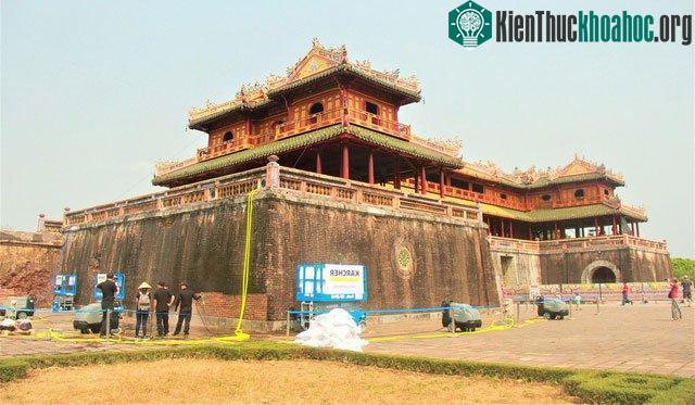 Cổng Ngọ Môn Huế đang trong giai đoạn tu sửa.