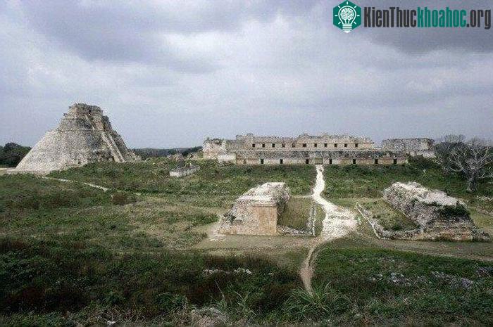 Phát hiện sọ người và màn hiến tế rùng rợn ở mộ cổ Maya ảnh 0