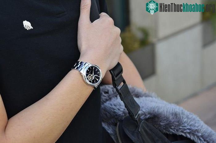 Người ta sẽ có xu hướng đeo đồng hồ ở tay không thuận.