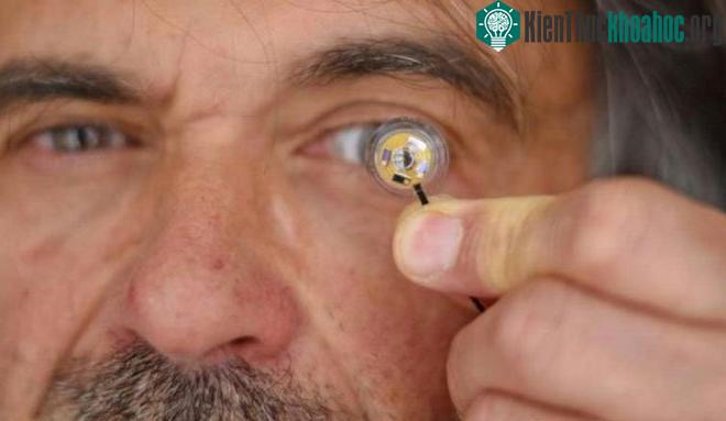 Đây là kính áp tròng đầu tiên có thể tích hợp pin micro dẻo bên trong.