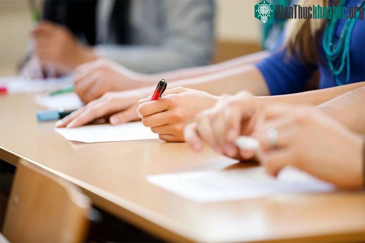 Căng thẳng kéo dà là một trong những nguyên nhân gây ra rối loạn lưỡng cực.